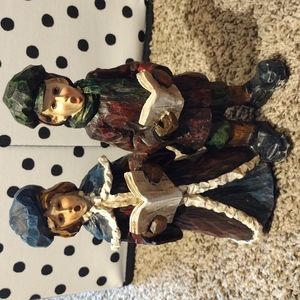 Holiday carolers figurine